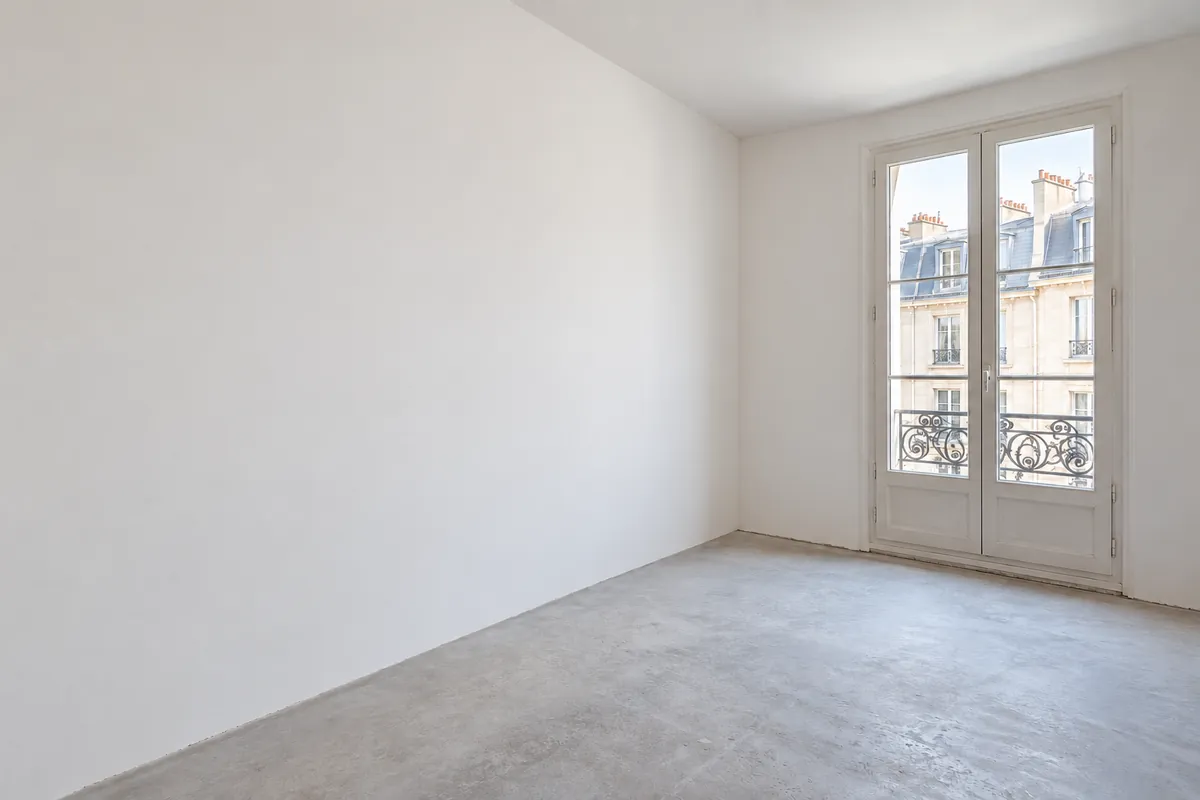 Mur rénové avec doublage isolant, prêt à peindre