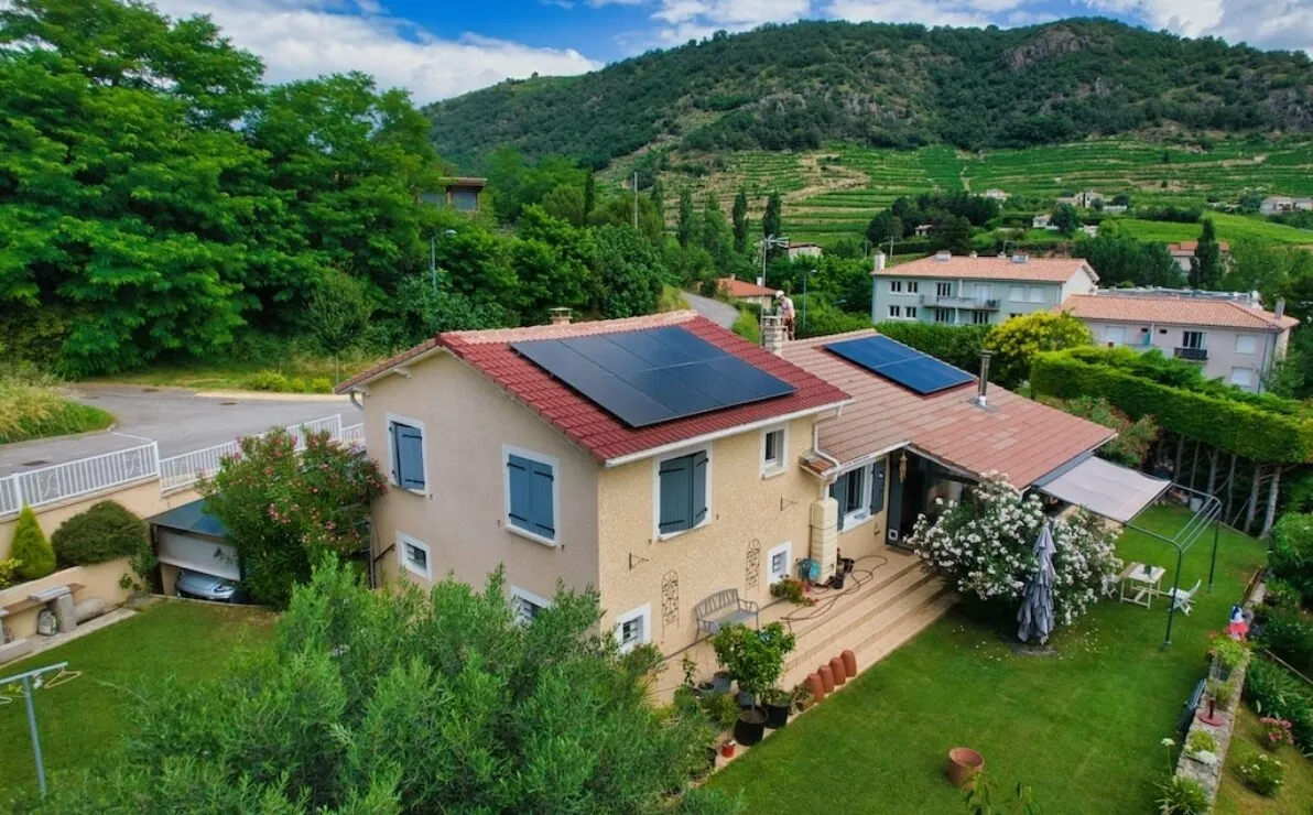 Maison équipée de panneaux solaires DualSun